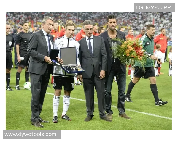 德国足球传奇拉姆的成长历程与球场辉煌生涯回顾